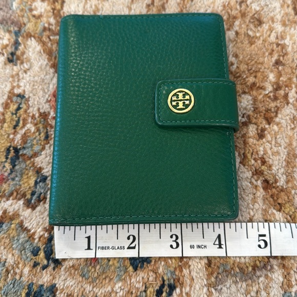 TORY BURCH LANDON PASSPORT HOLDER in emerald stone - Picture 4 of 5